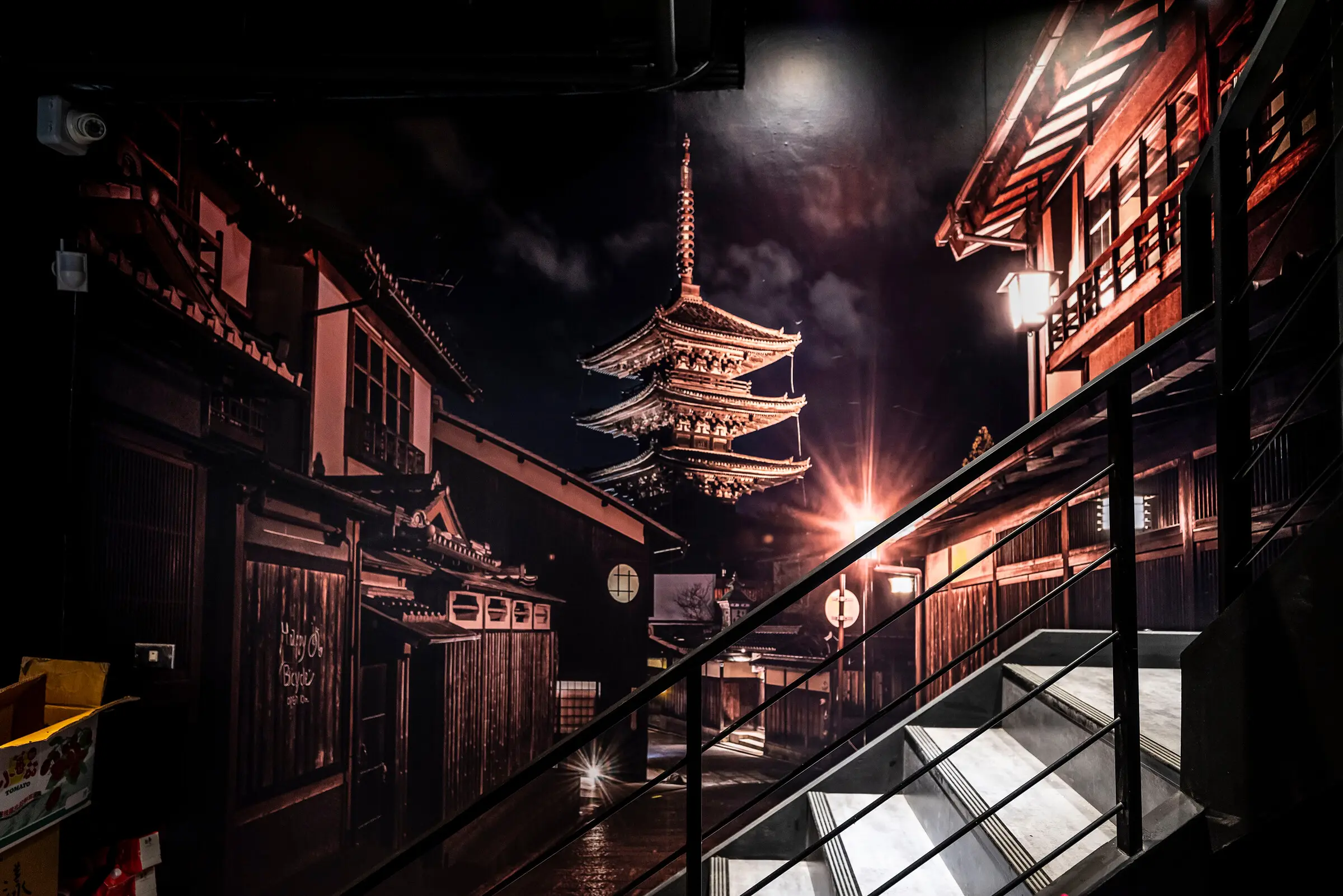 台中居酒屋樓梯牆面的日本街景與五重塔彩繪