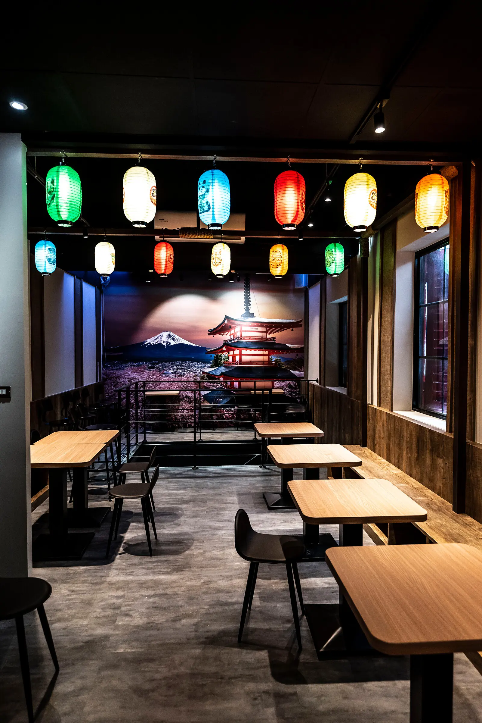 台中居酒屋 2F 用餐區，彩色燈籠與富士山主牆
