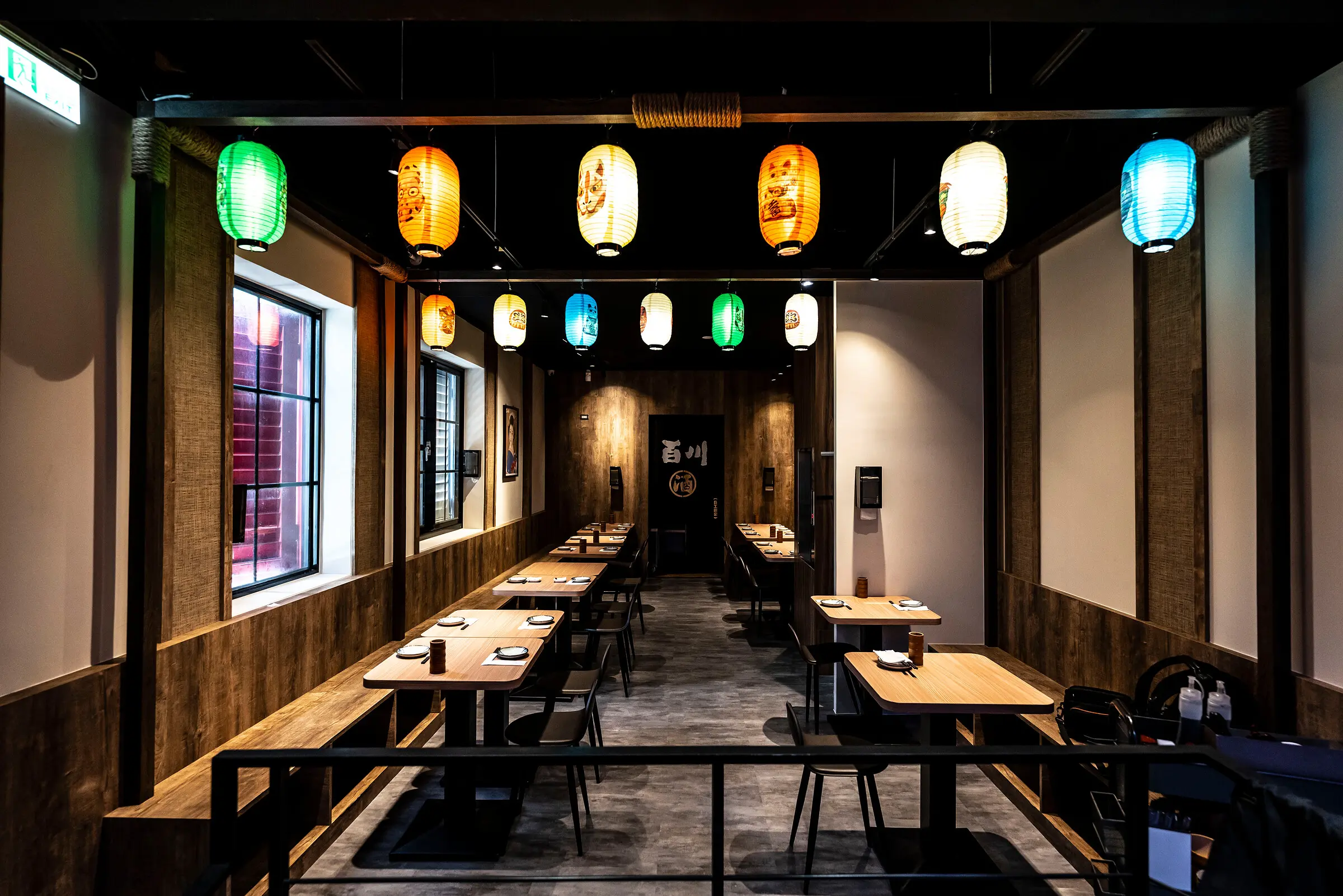 台中居酒屋 2F 用餐區長景與樓梯口平台